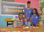Ator e escritor Lzaro Ramos autografa livros de estudantes do Colgio Natlia Vinhais