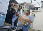 Empregados terceirizados da Egba carregam as primeiras caixas do contrato
