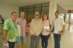 Domingos Ailton (esquerda), coordenador da Felisqui; msico Paquito (ao seu lado) e participantes da feira